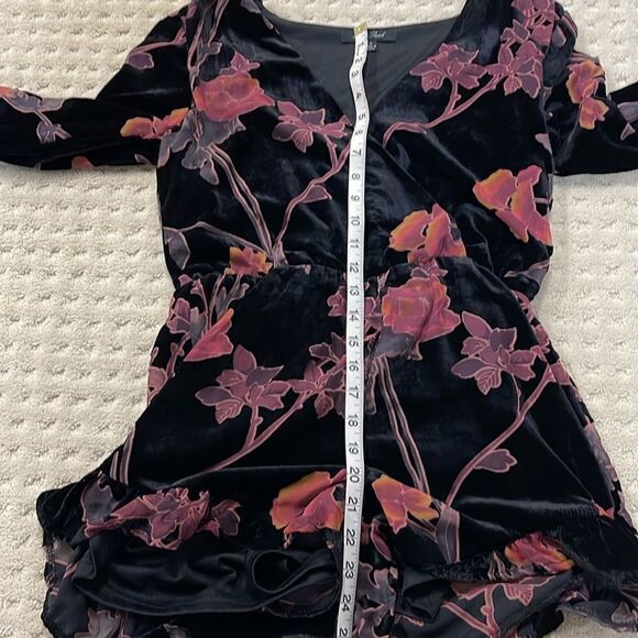 Honey Punch Women's Velour Floral Deep V-Neck Romper Size Small - Picture 7 of 7